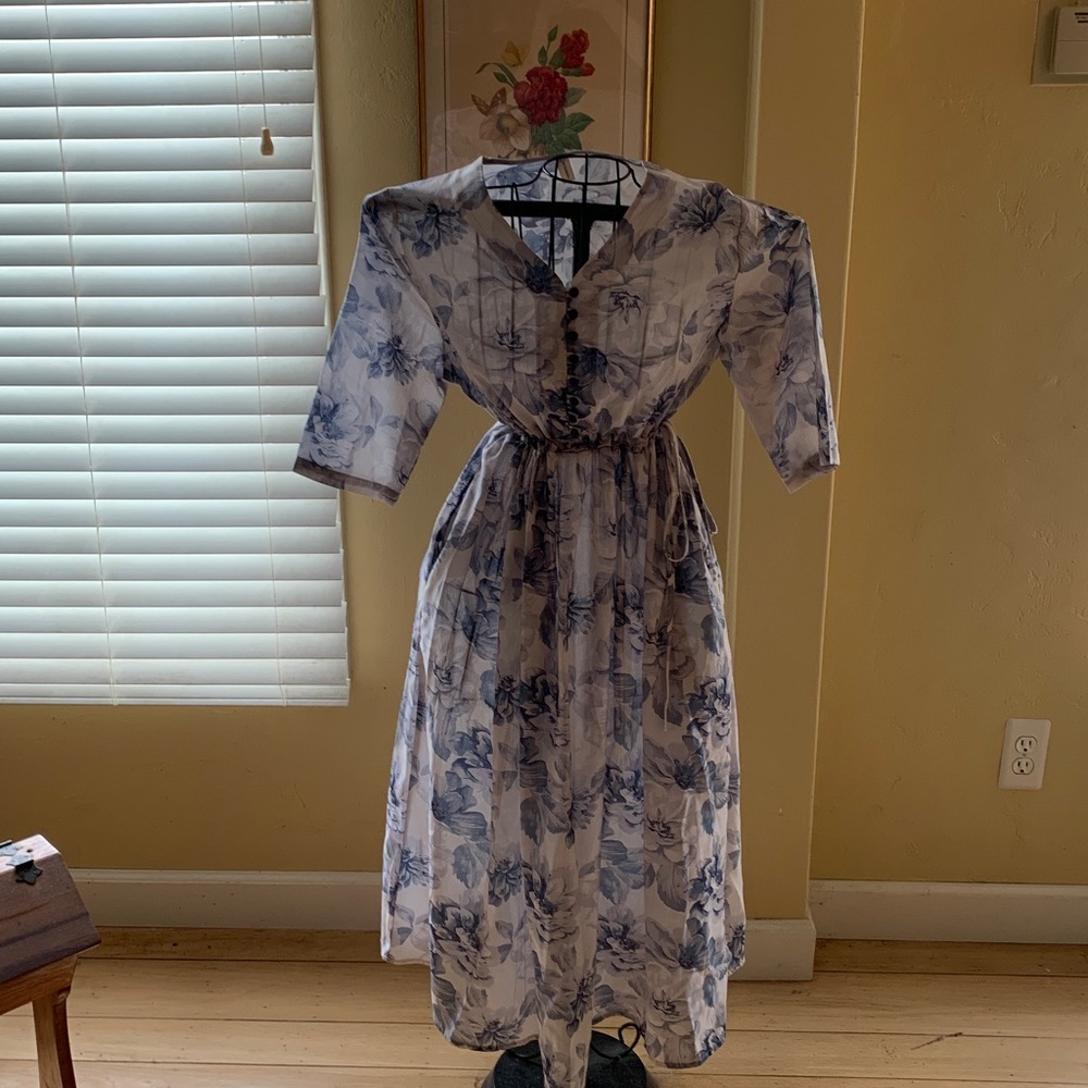 Fan Yuansu Floral Midi Dress with Blue and White Pattern